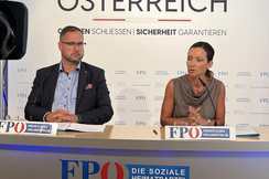 FPÖ-Mediensprecher Christian Hafenecker und -Verfassungssprecherin Susanne Fürst.