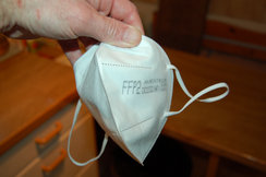 An Sterbebetten und in Palliativstationen gilt noch immer die würdelose Maskenpflicht.
