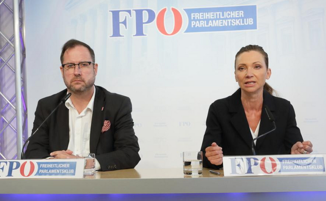 FPÖ-U-Ausschuss-Fraktionsführer Christian Hafenecker und -Verfassungssprecherin Susanne Fürst bei ihrer Pressekonferenz in Wien. 