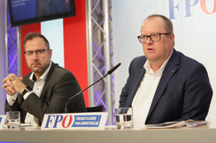 FPÖ-Generalsekretär Christian Hafenecker (l.) und -Finanzsprecher Hubert Fuchs bei ihrer Pressekonferenz in Wien.
