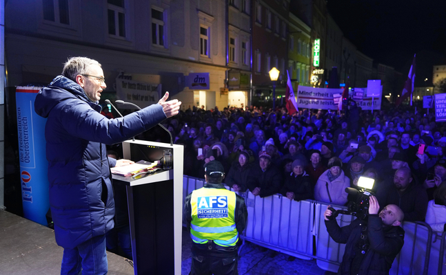 FPÖ-Bundesparteiobmann Herbert Kickl unterstützt die Demonstranten am 10. Februar in Frankenburg.