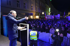 FPÖ-Bundesparteiobmann Herbert Kickl unterstützt die Demonstranten am 10. Februar in Frankenburg.