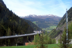 Die Luegbrücke entlang der Brenner-Autobahn wird im Jahr von 2,5 Millionen Lkw befahren und bedeutet eine extreme Umweltbelastung für die Wipptaler. Alternative wäre ein Tunnel. 