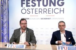 FPÖ-Generalsekretär Christian Hafenecker (l.) und Bundesparteiobmann Herbert Kickl bei ihrer Pressekonferenz zur Selenskyj-Rede im Parlament.