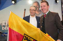 „Kärnten zuerst“ gibt es nur mit der FPÖ: Bundesparteiobmann Herbert Kickl mit Landesobmann Erwin Angerer beim Wahlkampf-Auftakt in Klagenfurt.