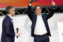 FPÖ-Bundesparteiobmann Herbert Kickl gratuliert dem jubelnden Tiroler FPÖ-Chef Markus Abwerzger zum Wahlergebnis.