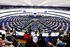 Die Korruptionsfälle im EU-Parlament haben bereits 20 Hausdurchsuchungen und fünf Festnahmen nach sich gezogen.