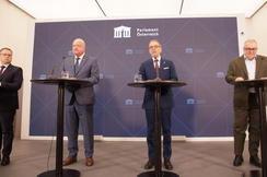 ÖVP-Chefverhandler August Wöginger und Christian Stocker, FPÖ-Spitze Herbert Kickl und Arnold Schiefer präsentieren den neuen Budget-Pfad.