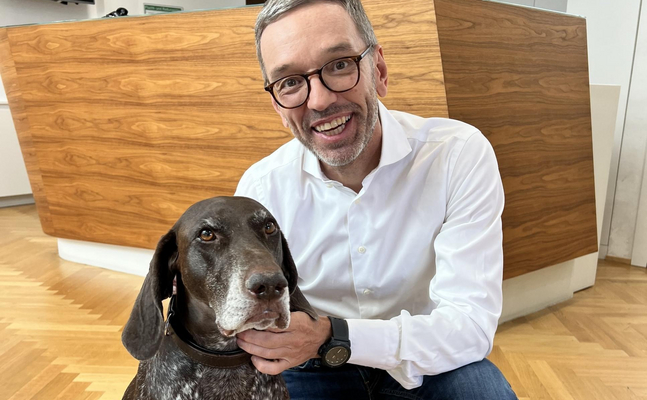 Herbert Kickl mit Bürohund Lu.