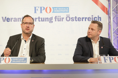 Die beiden FPÖ-Generalsekretäre Christian Hafenecker (l.) und Michael Schnedlitz bei ihrem Pressegespräch.