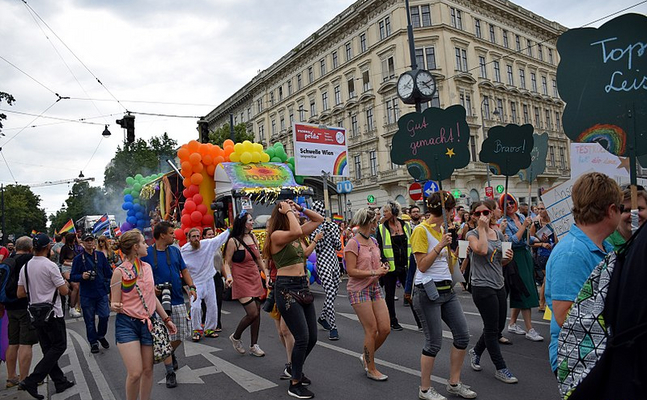 Mit Regenbogen-Aufmärschen am Wiener Ring wollen sexuelle Minderheiten auf sich aufmerksam machen - aber nicht jeder will das im Fernsehen sehen.