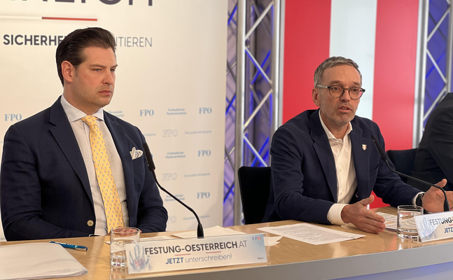 FPÖ-Bautensprecher Philipp Schrangl (l.) und -Bundeseparteiobmann Herbert Kickl.