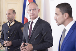 ÖVP-Innenminister Gerhard Karner (Mitte) mit DSN-Chef Omar Haijawi-Pirchner (r.) und dem Generaldirektor für öffentliche Sicherheit, Franz Ruf (l.).