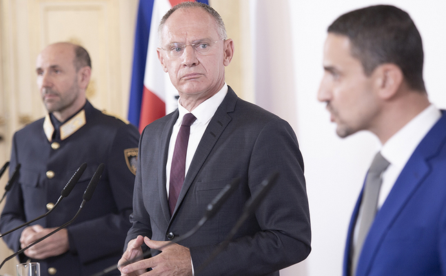 ÖVP-Innenminister Gerhard Karner (Mitte) mit DSN-Chef Omar Haijawi-Pirchner (r.) und dem Generaldirektor für öffentliche Sicherheit, Franz Ruf (l.).