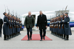 Innenminister Gerhard Karner (l.) und Kanzler Karl Nehammer sind ständig auf Reisen - hier zuletzt in Bulgarien.
