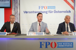 Dr. Wolfgang Baumann, Präsident des Kuratoriums für die Umfassende Landesverteidigung, FPÖ-Wehrsprecher Volker Reifenberger und Ao. Univ.-Prof. i.R. Dr. Michael Geistlinger bei ihrer Pressekonferenz in Wien.