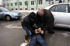 Wiener Kriminalbeamte bei der Festnahme eines Drogenhändlers.