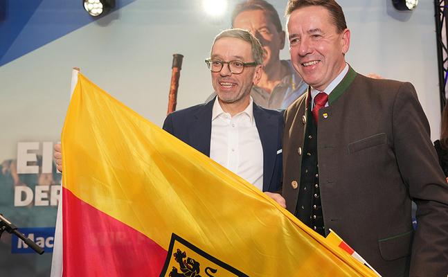 „Kärnten zuerst“ gibt es nur mit der FPÖ: Bundesparteiobmann Herbert Kickl mit Landesobmann Erwin Angerer beim Wahlkampf-Auftakt in Klagenfurt.