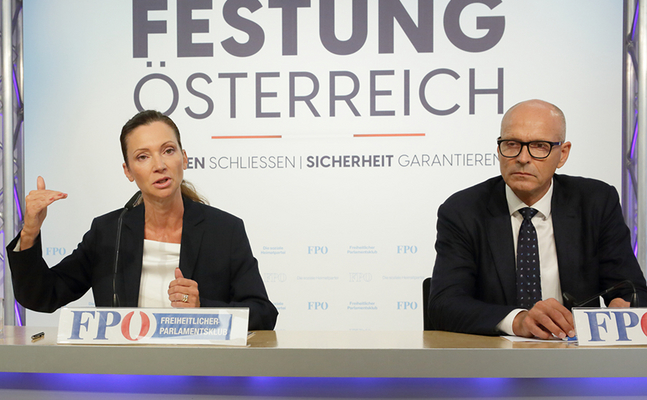 FPÖ-Verfassungssprecher Susanne Fürst und -Justizsprecher Harald Stefan bei ihrer Pressekonferenz in Wien.