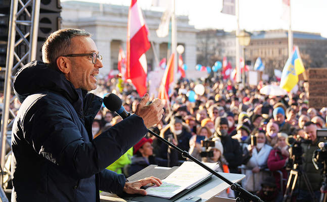 FPÖ-Bundesparteiobmann Herbert Kickl spricht im Jänner 2022 zu Demonstranten am Wiener Heldenplatz.