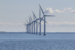 Windparks im Meer kosten wesentlich mehr als solche an Land, bringen aber nur wenig mehr Gewinn.