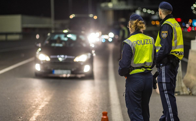 Schlechte Arbeitsbedingungen, etwa als "Empfangskomitee" für Illegale an den Grenzen, vertreiben immer mehr Polizisten aus ihrem Beruf.