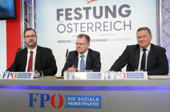 FPÖ-Verkehrssprecher Christian-Hafenecker, AfD-Verkehrssprecher Dirk Spaniel und FPÖ-EU-Parlamentarier Roman Haider bei ihrer gemeinsamen Pressekonferenz in Wien.
