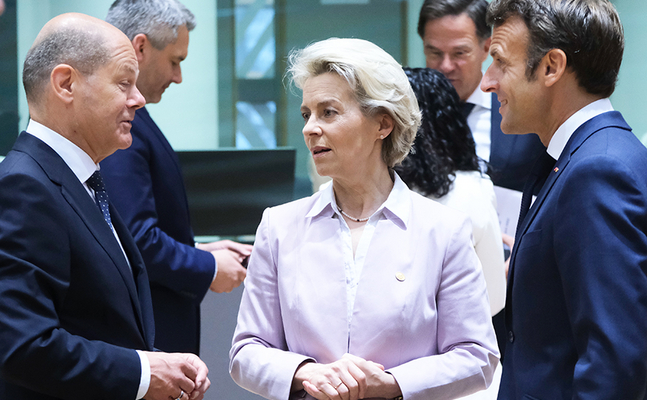 Keine Einsicht trotz desaströser Wirtschaftsdaten: Deutschlands Kanzler Olaf Scholz (l.), EU-Kommissionspräsidentin Ursula von der Leyen, Frankreichs Präsident Emmanuel Macron.